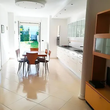 Casa Vacanze Iside Centro, Salento 7/8 Posti Holiday home